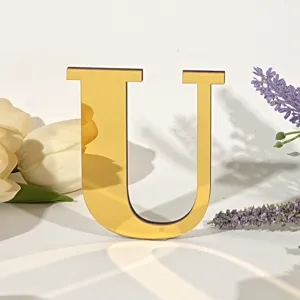 Acryl spiegel 3D letter U decoratie, glanzende gouden muur kunst accessoire detailweergave.