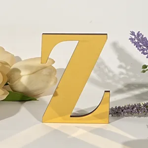 Gedetailleerd overzicht van acryl spiegel letter Z voor interieurdecoratie met bloemen.