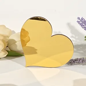 Gedetailleerd overzicht van gouden acrylatenspiegel in hartvorm met bloemdecor.