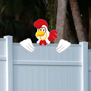 Dettaglio in primo piano del simpatico gallo di cartone animato per decorazioni da giardino.