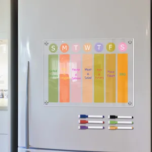 Transparenter Acryl Wochenplaner fuer den Kuehlschrank mit Magnet und bunten Stiften.