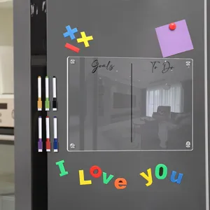 Transparenter Acryl Magnetischer Kalender Kühlschrank Whiteboard mit Stiften und Buchstaben.