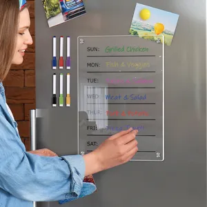 Transparenter Acryl Magnet Wochenkalender Planer für Kühlschrank mit bunten Markern.