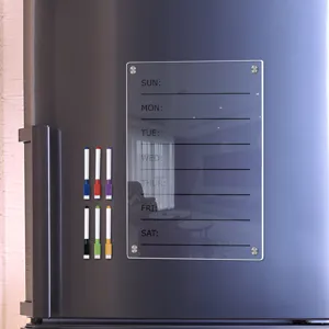 Transparente Acryl Magnet Wochenplaner Tafel Detailansicht mit Wochentagen für Kühlschrank.
