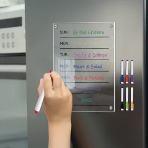 Detailansicht des klaren Acryl Magnet Wochenplaners am Kühlschrank mit bunten Stiften.