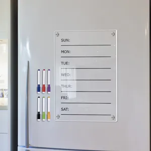 Transparente Acryl Magnet Wochenplaner Tafel Detailansicht mit bunten Stiften am Kühlschrank.