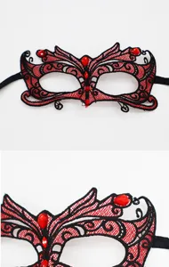 Schwarze rote Spitzenmaske Maskerade Party Augenmaske mit roten Strasssteinen Kostuem Accessoire.