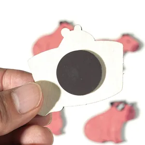 Holz Cartoon Capybara Kühlschrankmagnet Detailansicht mit starkem runden Magneten auf der Rückseite.