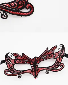 Schwarze und rote Spitzenmaske Detailansicht, ideal für Maskenbälle und coole Partys.