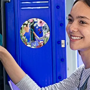 Vista detallada del espejo magnético para casilleros con diseño floral para escuela y gimnasio.