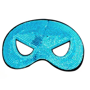 Primer plano de los detalles de la máscara de ojos de superhéroe con lentejuelas azules.