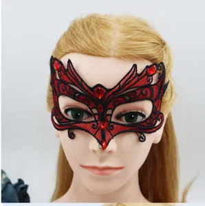 Exquisite rot-schwarze Spitzenmaskerade Maske mit funkelnden Strasssteinen für Party.