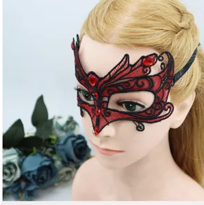 Rote und schwarze Spitzenmaske für Maskerade Ball mit funkelnden roten Strasssteinen.