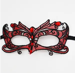 Detailansicht der schwarz-roten Spitzenmaske mit funkelnden Strasssteinen für Karneval.