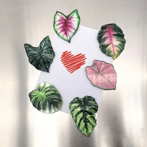 Gros plan détail d'autocollant magnétique de réfrigérateur acrylique plante tropicale.