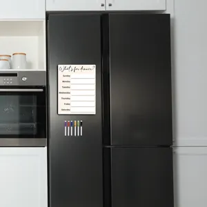 Vue détaillée du tableau de menu hebdomadaire magnétique en bois avec des stylos.