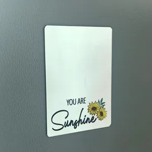 Vista detallada del espejo magnético para casillero con girasol y frase motivadora.