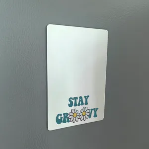 Espejo magnético para taquilla escolar con diseño de margaritas y texto decorativo de acrílico.