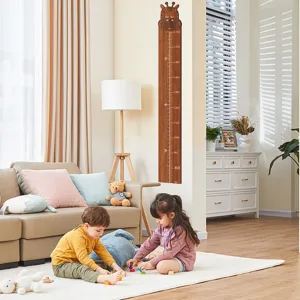 Tabla de crecimiento de altura de jirafa de madera para decoración de pared infantil.