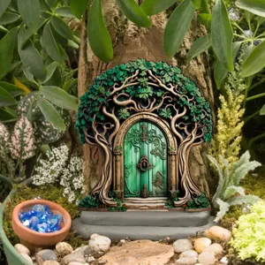 Gedetailleerd uitzicht op een miniatuur sprookjestuin houten boomdeur, perfect voor buitendecoratie.