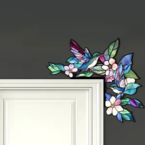 Vista dettagliata adesivo per angolo porta con colibri e fiori, decorazione murale.