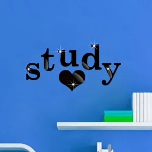 Acryl spiegel muursticker detail toont het study letter design en hartvorm.