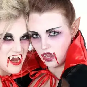 Halloween elfenoren en vampiertanden detailweergave, ideaal voor kostuum cosplay feestjes.