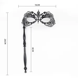 Gedetailleerd overzicht van zwart metalen masker met handvat, ajourontwerp en strass.