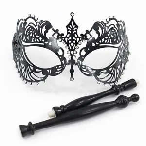 Zwarte metalen gemaskerd bal masker met strass steentjes en handvat voor Halloween feest