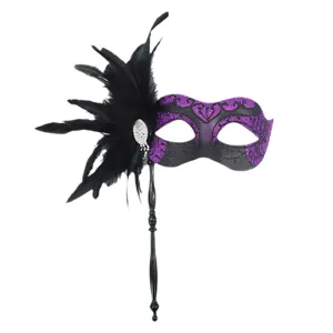 Maschera di carnevale nera di Halloween con piume e bastoncino mezzo viso per festa