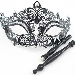 Zwart metalen masker met strass stenen voor Halloween feest en gemaskerd bal.