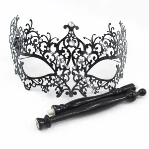 Zwarte metalen opengewerkte masker met strass steentjes en handvat voor feestjes.