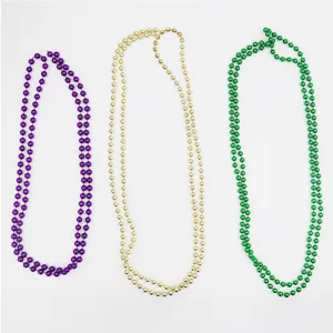Detalle de collares de cuentas para fiesta Mardi Gras de plastico electroplateado.