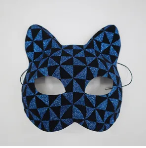 Glanzend blauw geometrisch kattenmasker detail voor feest en populair gemaskerd bal.