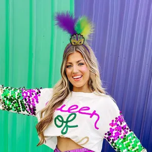 Mardi Gras Feder Haarreif und bunte Pailletten Party Outfit für Karneval Feierlichkeiten.