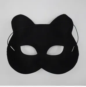 Detailopname van het zwarte kattenmasker met een zachte geflokte textuur en elastische band.