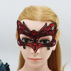 Schwarze und rote Spitzen Masquerade Maske mit glitzernden roten Strasssteinen Party.