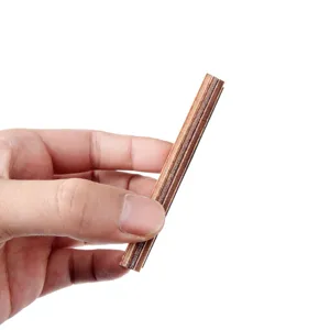 Detailweergave van de textuur en het magnetische ontwerp van de houten ophanglijst.