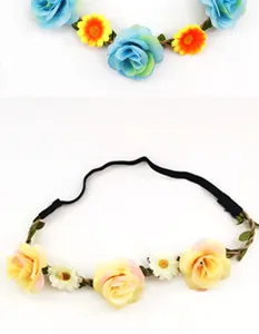Blumenhaarkranz Details mit bunten künstlichen Rosen und Blättern für Partydekorationen.