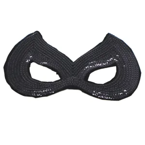 Detalle de máscara de gato con lentejuelas negras, ideal para fiestas y actuaciones.