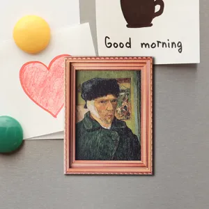 Vintage houten koelkastmagneet met klassiek kunstportret, stijlvolle huisdecoratie.