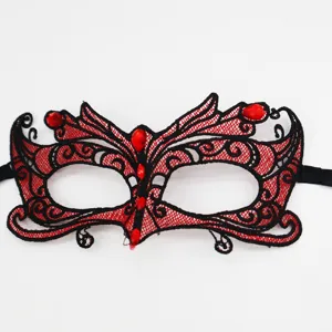Rot schwarze Spitzen Maske fuer Maskenball Kostuem Party mit roten funkelnden Strasssteinen.