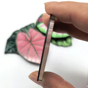 Vue détaillée d'aimant de réfrigérateur plante tropicale en acrylique, profil épais.