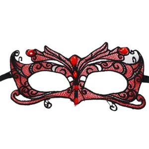 Schwarze und rote Spitzen Maske elegant verziert mit roten Strasssteinen fuer Party.