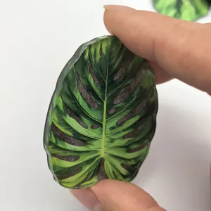 Aimant de réfrigérateur en acrylique motif feuille tropicale gros plan très détaillé.