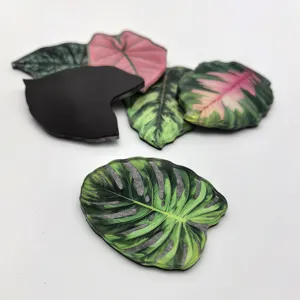 Détail aimant de réfrigérateur feuille plante tropicale acrylique gros plan design coloré.
