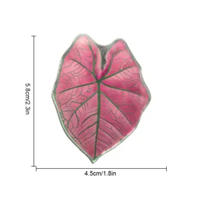 Vue détaillée de l'aimant de réfrigérateur en acrylique motif feuille de caladium tropical.