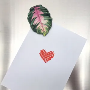 Gros plan de l'aimant de réfrigérateur en acrylique feuille tropicale aux nervures réalistes.