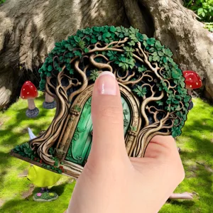 Houten sprookjesboomdeur ornament, miniatuur tuindecoratie, gedetailleerd tak- en bladsnijwerk.