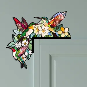 Dettaglio dell'adesivo angolare con colibrì e fiori in stile vetrata dai colori vivaci.
